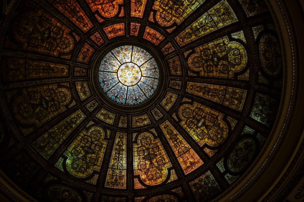 Une coupole de vitraux vue d’en dessous