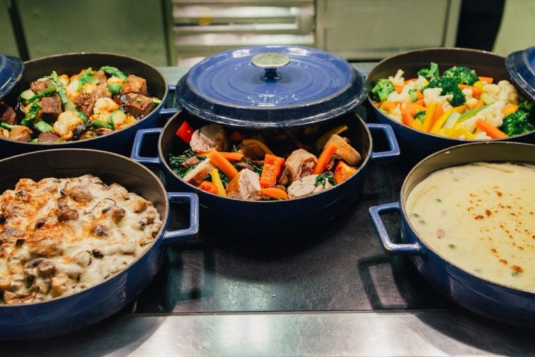 Cocotte en fonte : Le Creuset ou Staub, lequel choisir ?