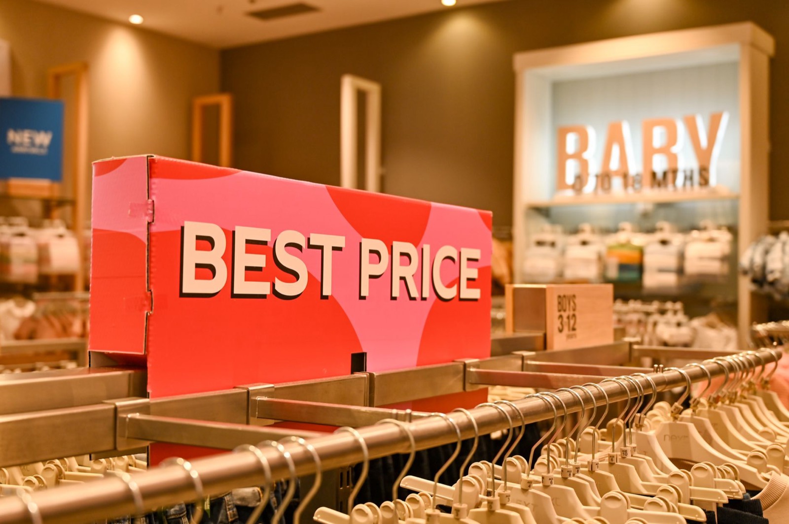 étiquette de prix sur un portant de vêtements en magasin