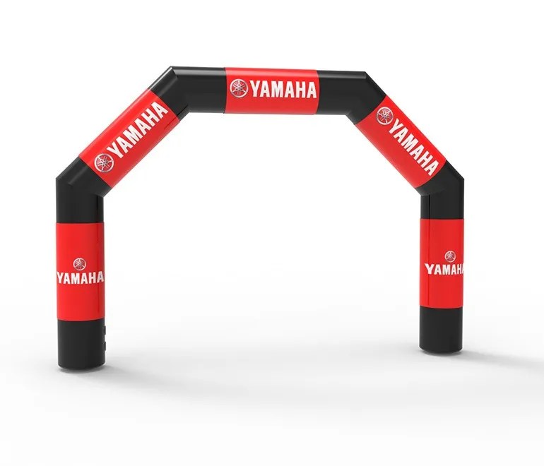 Arche gonflable publicitaire rouge et noire Yamaha en extérieur sur fond blanc