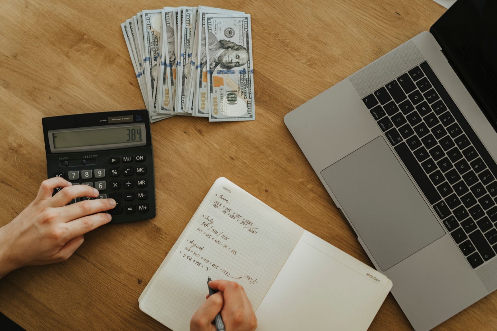Carnet de budget manuscrit avec calculatrice sur une table