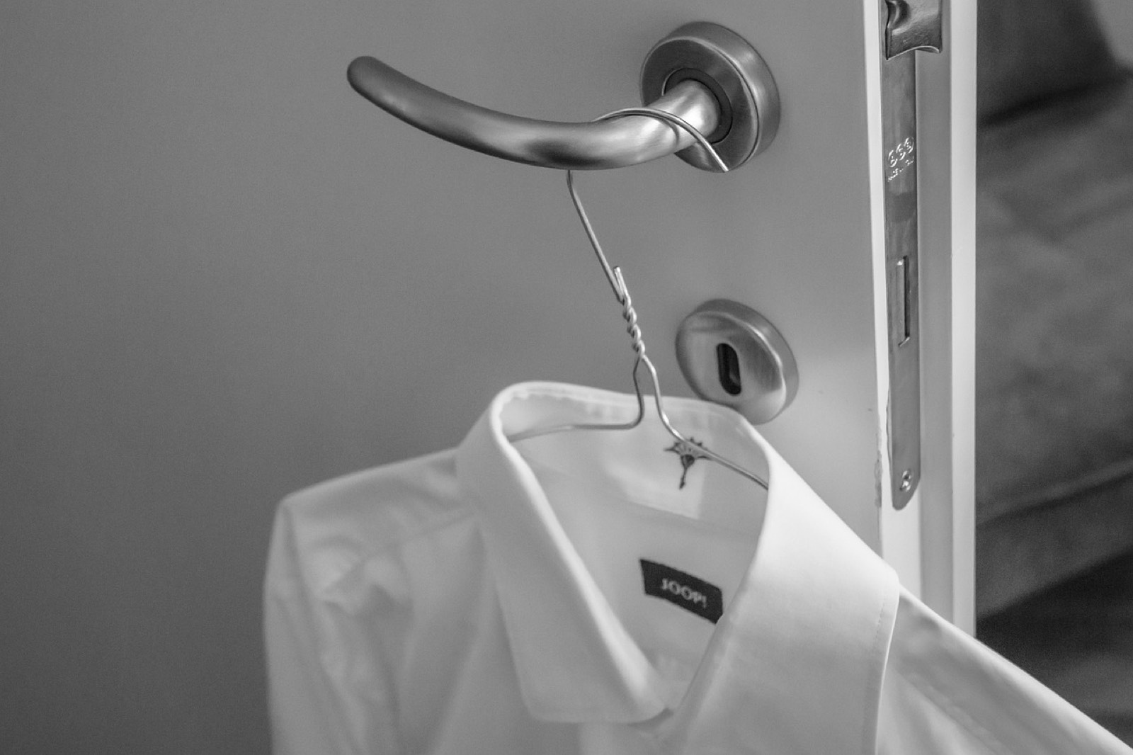 Étiquette de prix accrochée à la manche d'une chemise homme