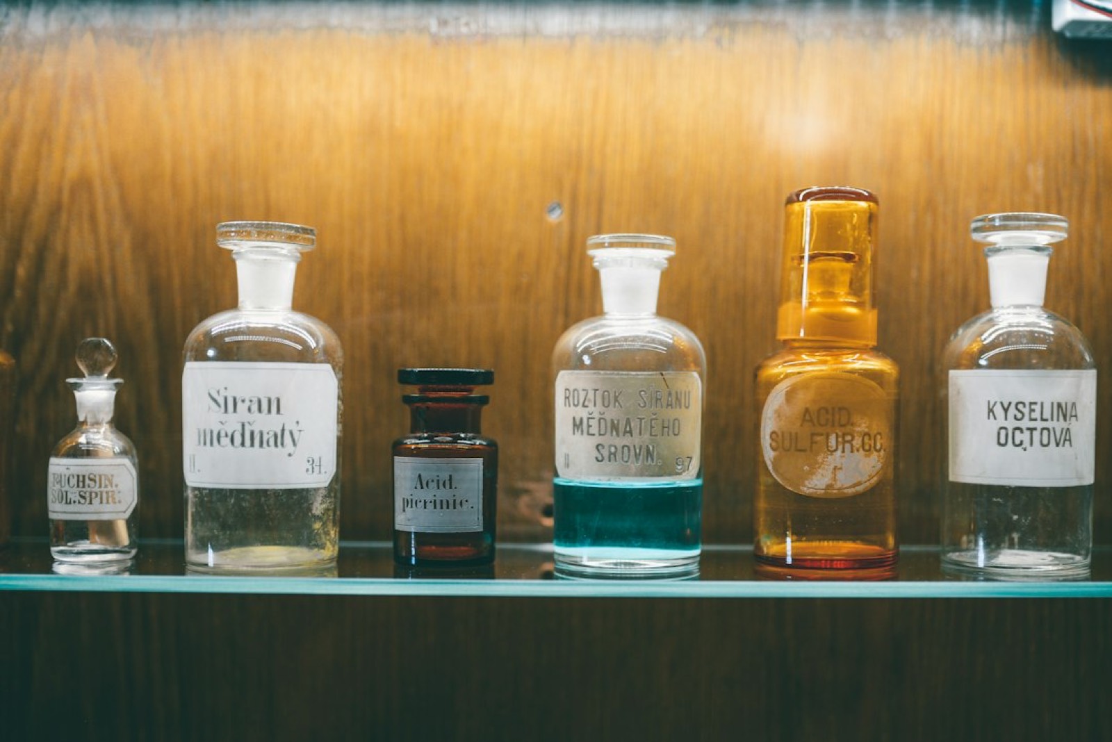 étagère de flacons de parfum alignés pour comparaison