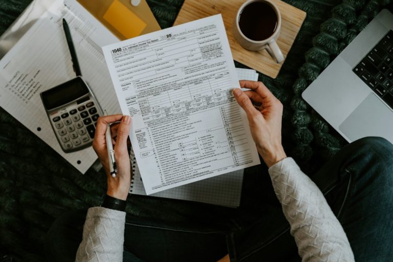 Comment réduire ses impôts : la charge à vérifier avant toute niche fi