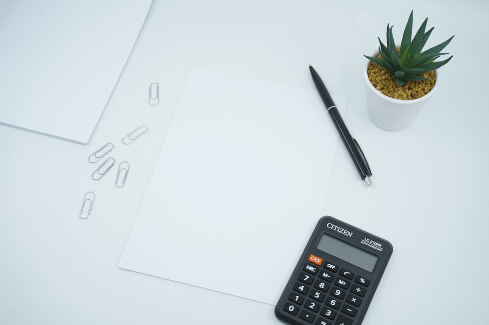 devis de traduction assermentée avec calculatrice et stylo sur un bureau