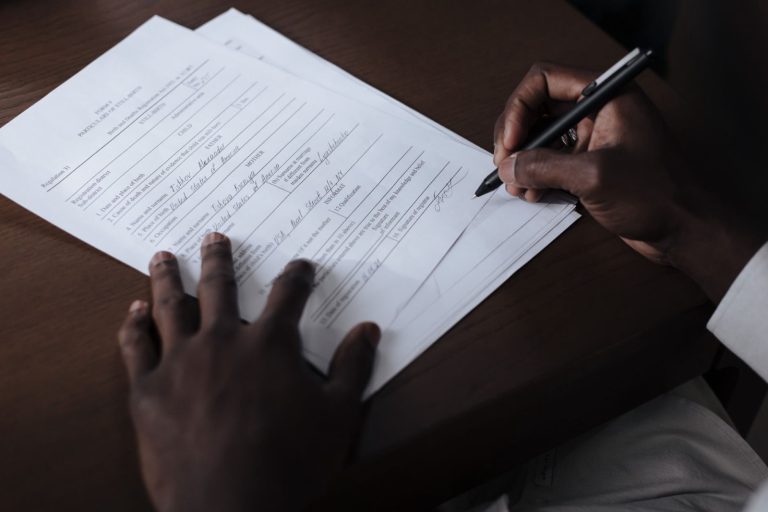 Faire appel à un huissier : dans quels cas et comment procéder