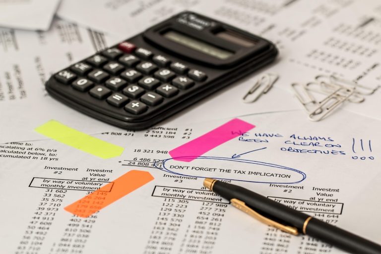 Faire appel à un huissier : prix et tarifs en 2026