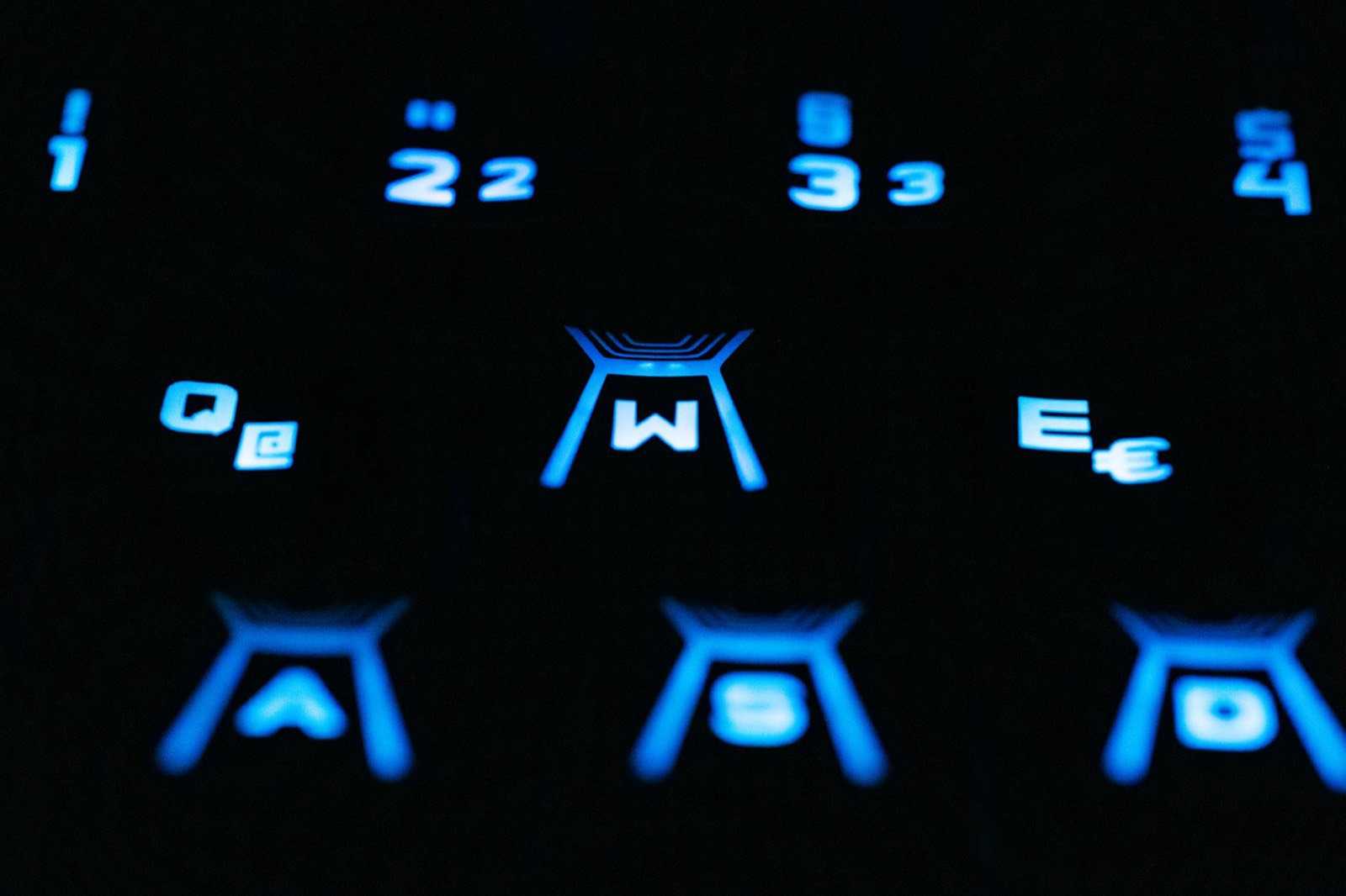 Gros plan sur un clavier avec des caractères spéciaux et symboles