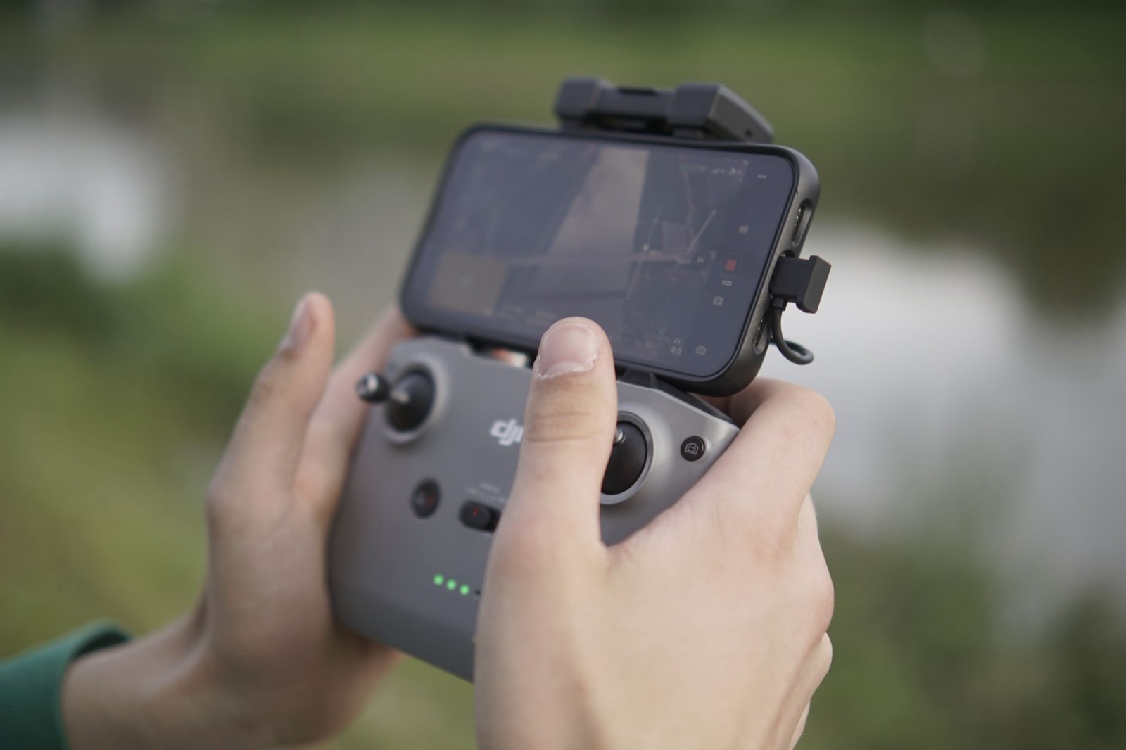 Télécommande de drone utilisée en extérieur lors d'un mariage