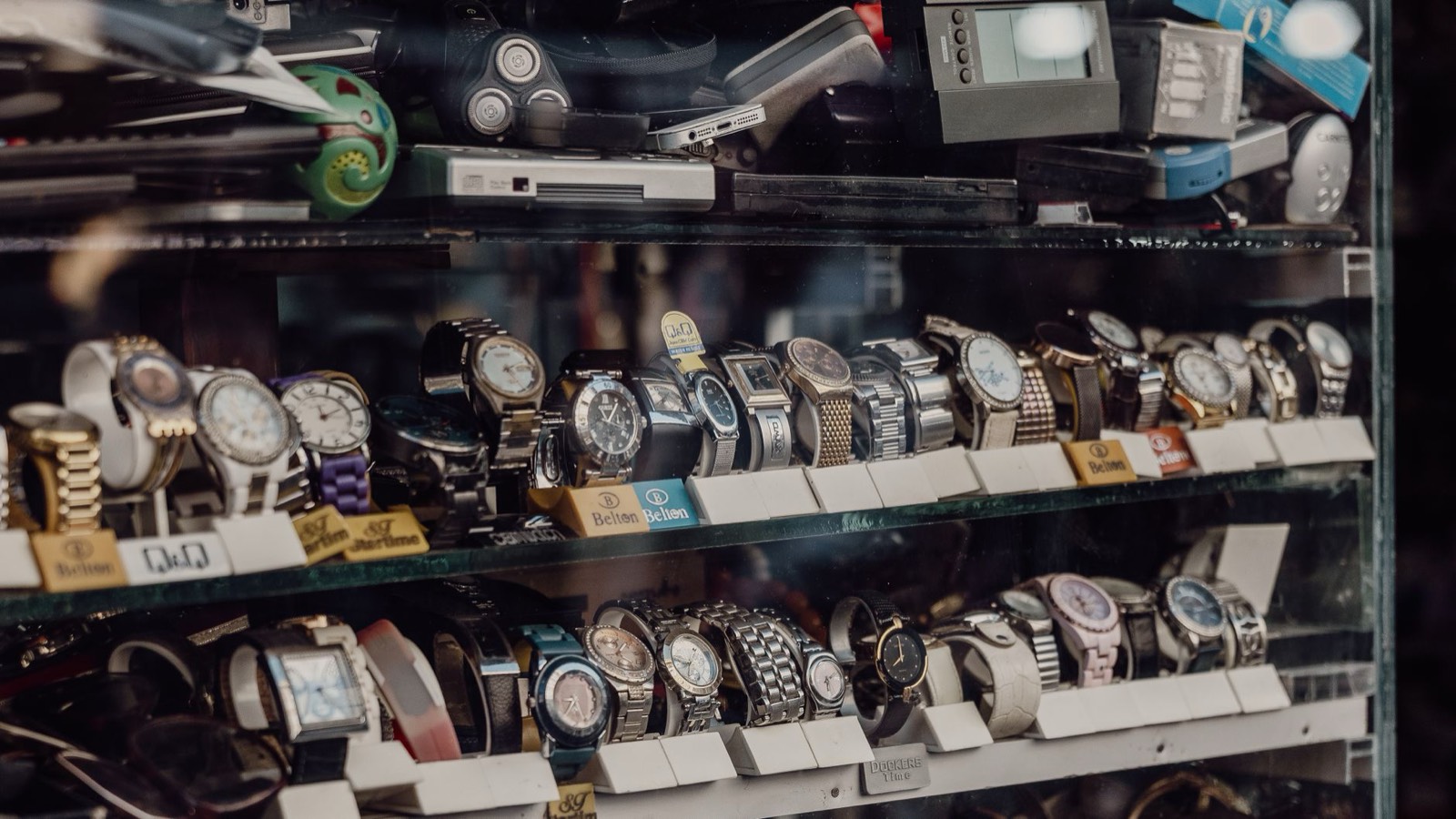 Étiquette de prix sur une montre homme exposée en vitrine