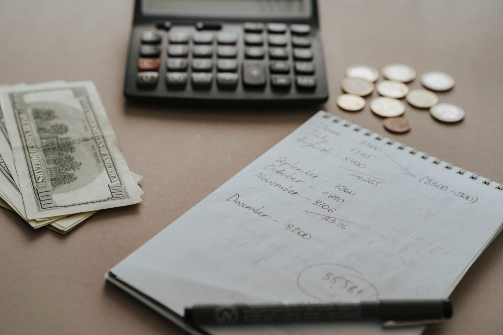 Calculatrice, billets de banque et documents de change pour un investissement immobilier à l'étranger