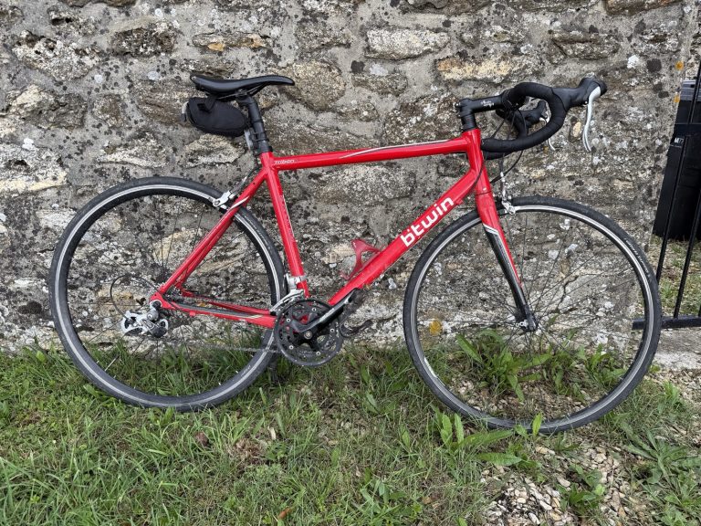 Premier vélo de route : ce que 1 000 € achètent vraiment en 2026