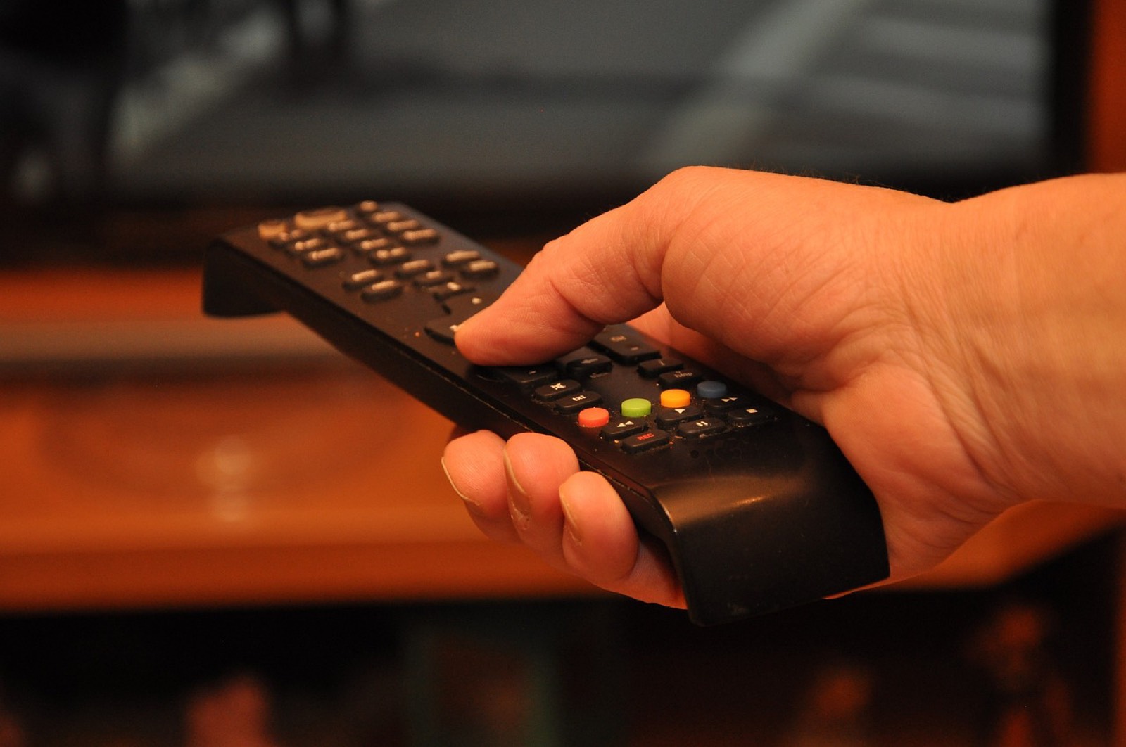 télécommande de télévision posée sur un canapé en soirée