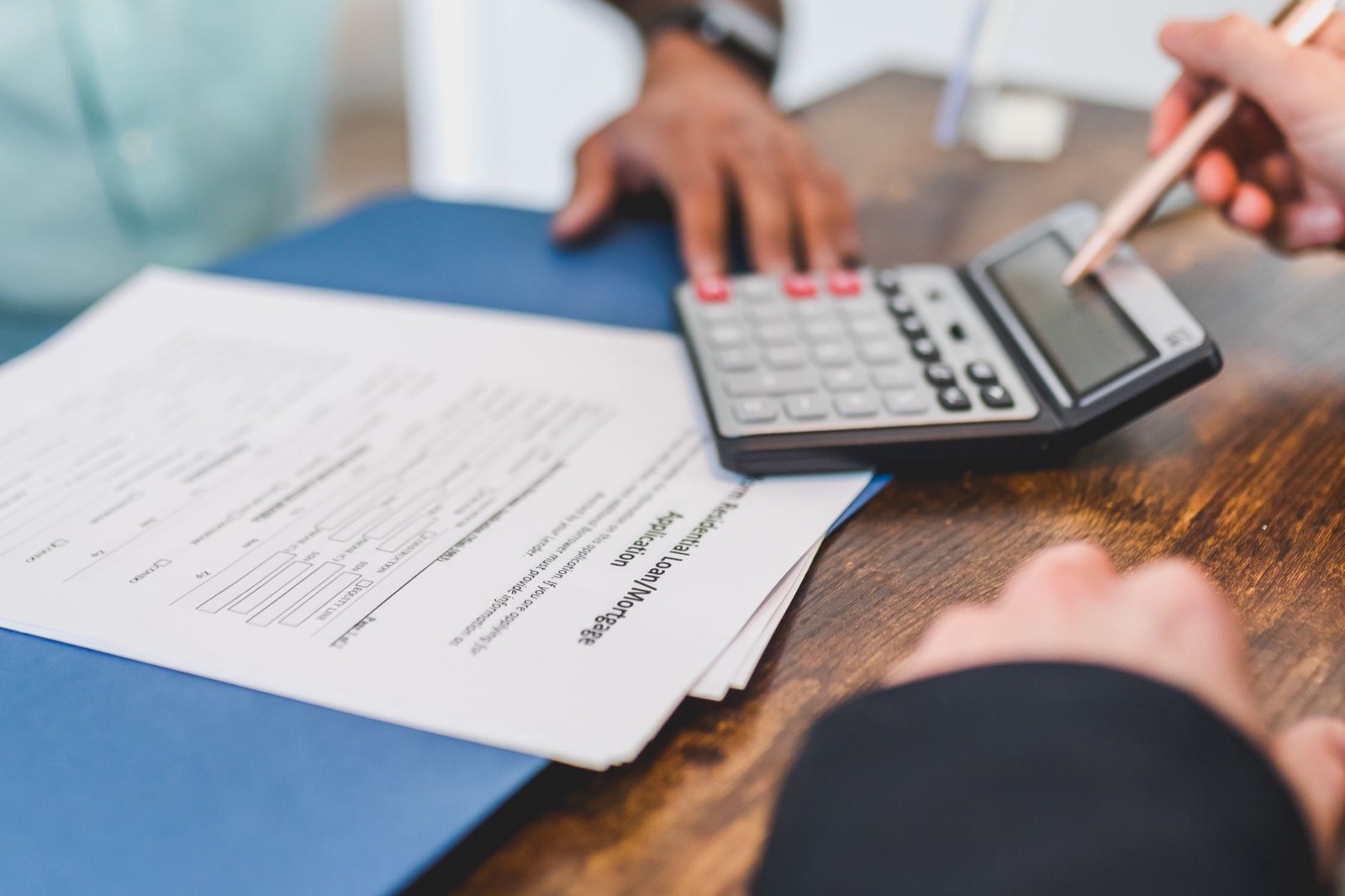 Calculatrice et contrat sur un bureau pour estimer un budget