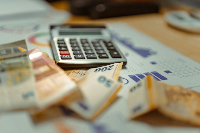 60% des Français reportent leurs achats : quels produits deviennent inabordables ?