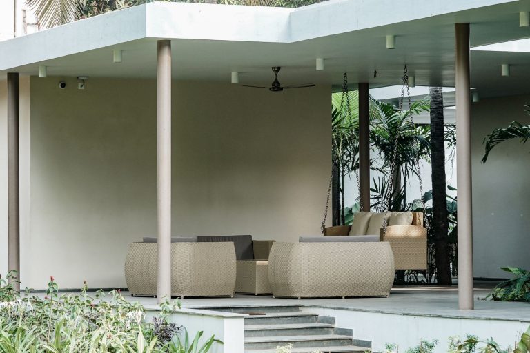 Votre salon de jardin moisit sous sa bâche ? Voici comment éviter le désastre !
