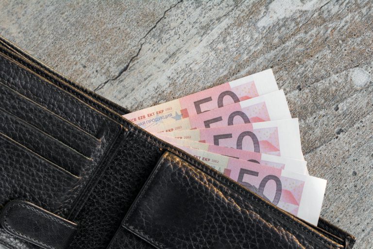 Succession : comment éviter les frais bancaires après la censure d&rsquo;une loi
