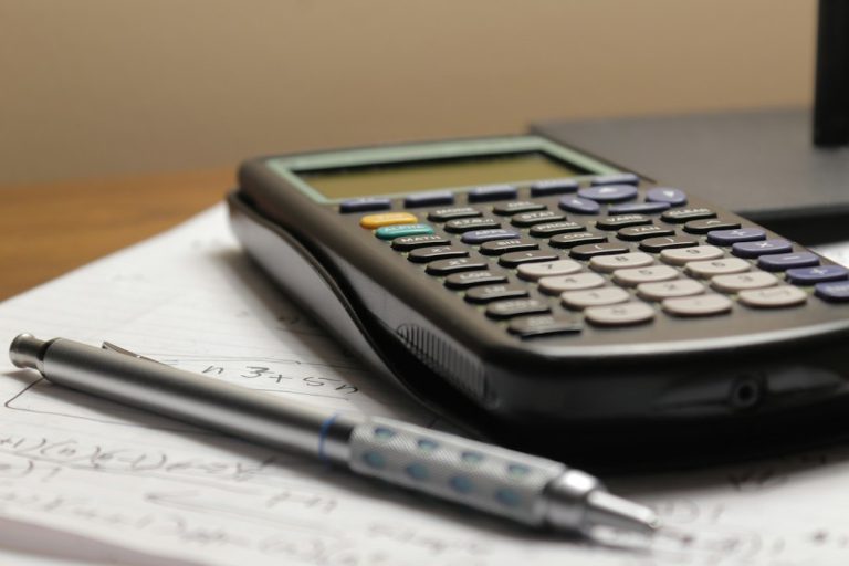 Traduction assermentée à Lyon : comment la glisser dans votre budget f