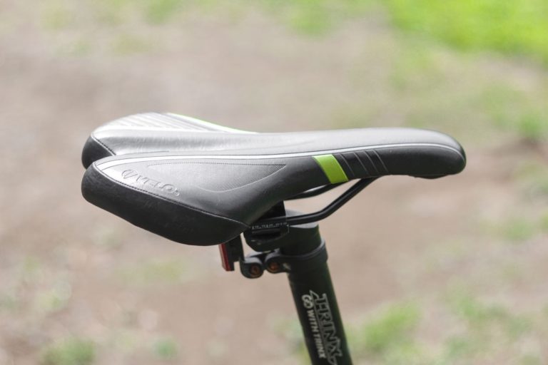 Vélo de route débutant : les accessoires qui comptent plus que le cadr