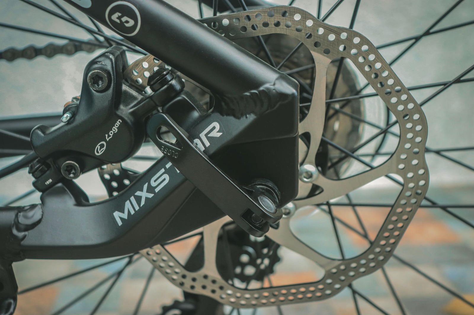 Cycliste vérifiant les plaquettes de frein de son vélo de route