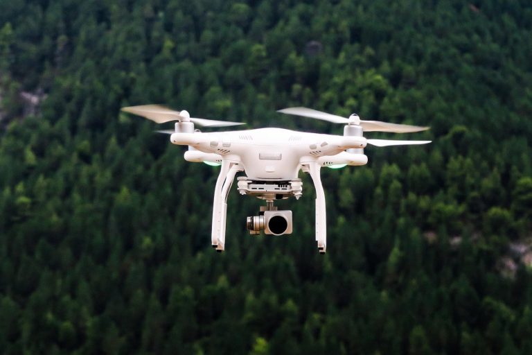 Faire filmer un mariage ou une fête par drone : ce que paie le devis